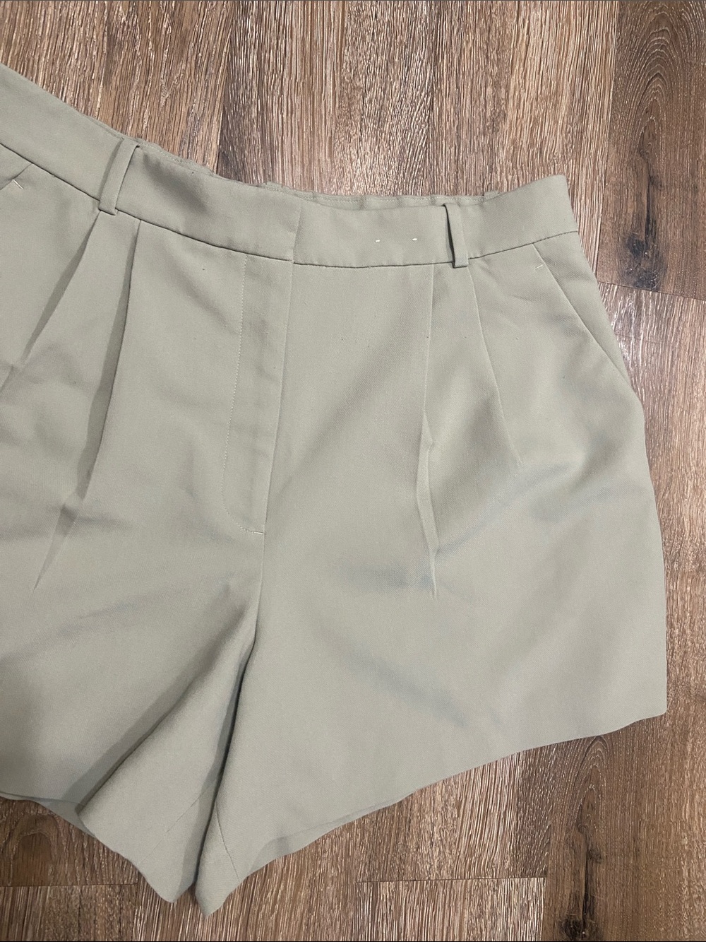 Abercrombie& & Fitch  High-Rise Pleat Front Women’s Shorts - Light Olive Size 16 - Picture 2 of 8